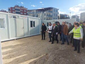 Başkan Soyer Adıyaman’da kurulan konteyner kenti ziyaret etti