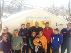 İzmir’in itfaiye personeli depremde evi yıkılan askerlik arkadaşının yardımına koştu