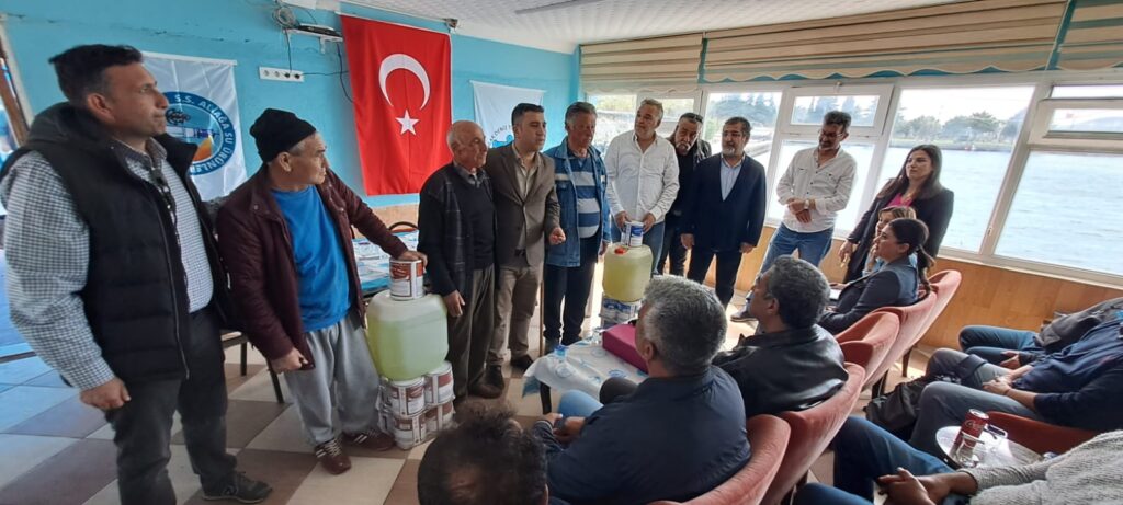 ALİAĞALI BALIKÇILARA BOYA VE MAZOT DESTEĞİ…