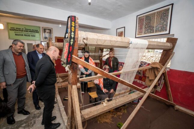 Başkan Soyer’den deprem mağduru çiftçilere tam destek