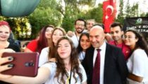 İzmir Büyükşehir Belediyesi’nden gençlere Kitap Kart desteği