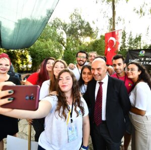 İzmir Büyükşehir Belediyesi’nden gençlere Kitap Kart desteği