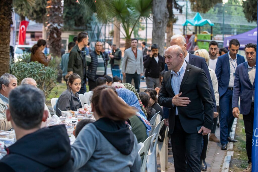 İzmir’de dayanışma sofraları devam ediyor