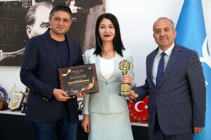 Aliağa’nın Ödüllü Öğretmeni Funda Kurtkaya’dan Başkan Serkan Acar’a Teşekkür Ziyareti