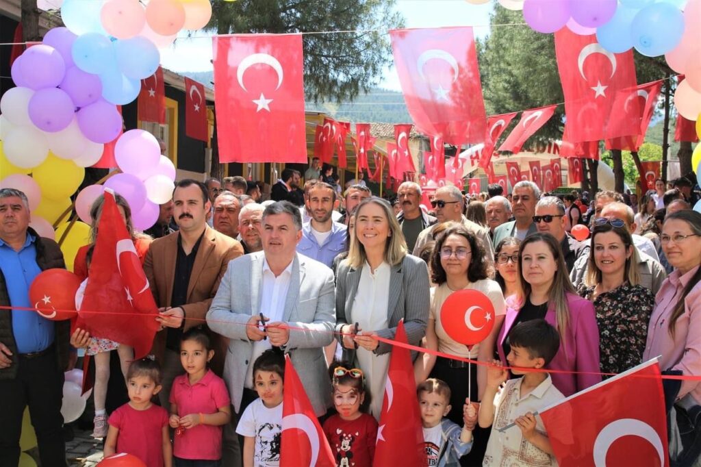 Ceyda Bölünmez Çankırı Kınık’ta okul açılışı töreni ve çocuk şenliğine katıldı