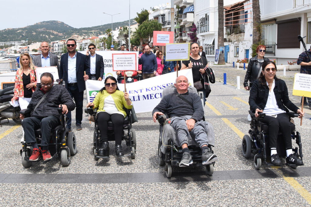 FOÇA’DA ENGELLİLER HAFTASI FARKINDALIK YÜRÜYÜŞÜ