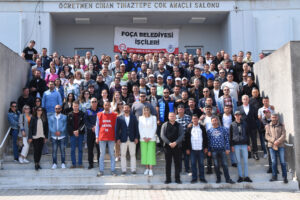 FOÇA BELEDİYE BAŞKANI VE BELEDİYE ÇALIŞANLARI 1 MAYIS’I KUTLADI
