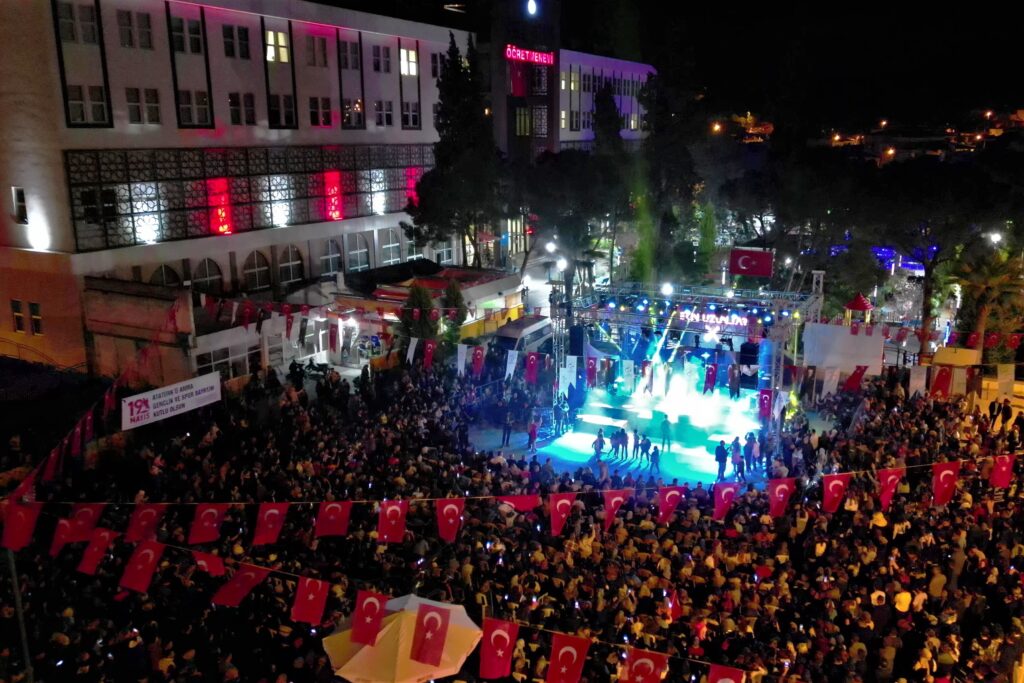 19 Mayıs Coşkusu Kınıklıları Sokağa Döktü