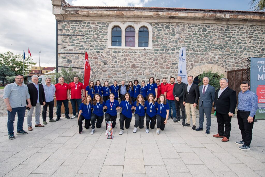 İzmir’de sporcular afet gönüllüsü oluyor