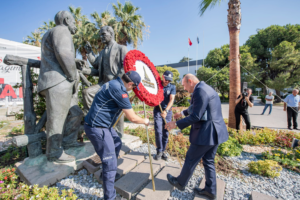 Başkan Soyer’den Ata’ya ve İnönü’ye saygı çelengi