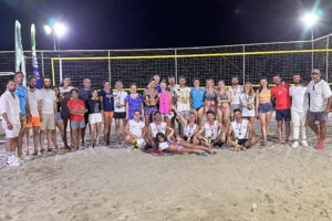 YENİFOÇA’DA PLAJ VOLEYBOLU RÜZGARI