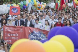 92. İzmir Enternasyonal Fuarı dünya gençlerinin enerjisiyle başladı