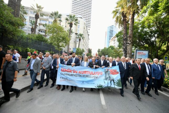 İzmirliler geleneksel Zafer Yürüyüşü’nde buluştu