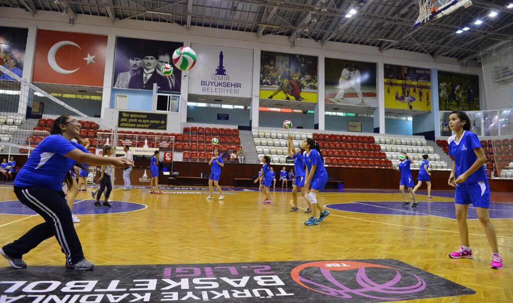 İzmir Büyükşehir Belediyesi spor okullarında yeni dönem başladı