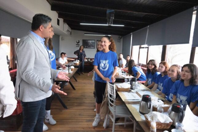 Başkan Serkan Acar, Aliağa’nın Profesyonel Kadın Voleybolcularıyla Bir Araya Geldi
