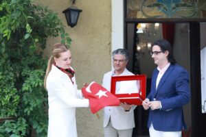 ASIRLIK TÜRK BAYRAĞI ZİYARETÇİLERİNİ BEKLİYOR