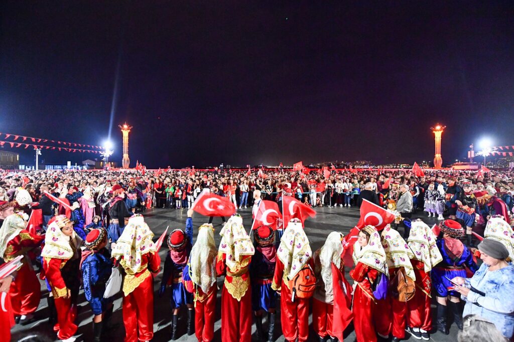 İzmir Cumhuriyet kutlamalarıyla adını tarihe yazdı