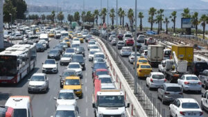 İzmir’de trafiğe kayıtlı araç sayısı arttı