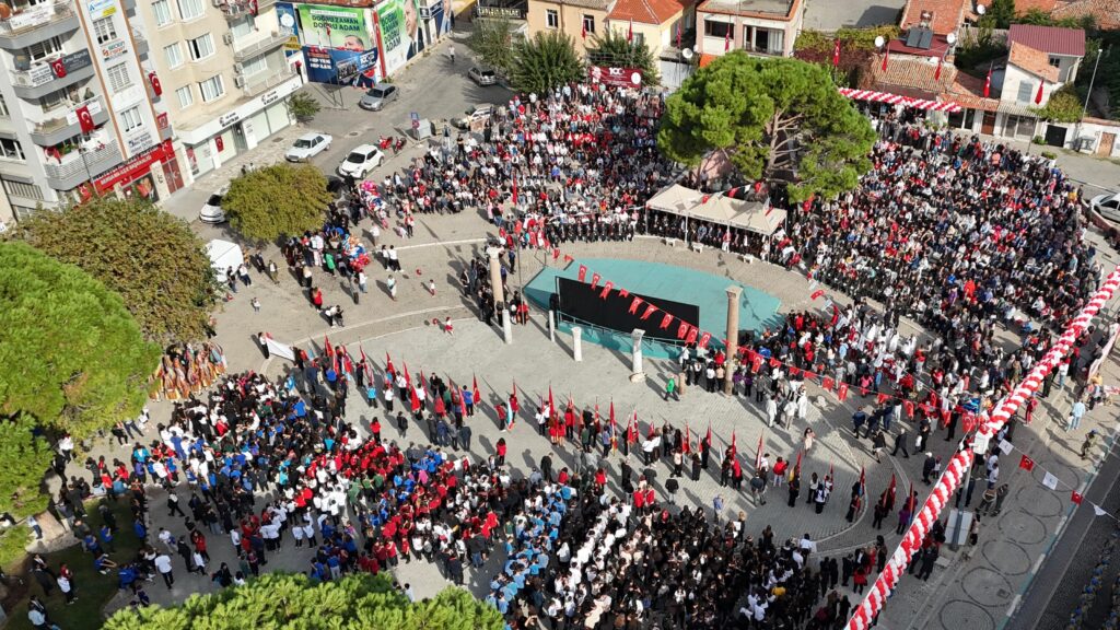 BERGAMA’DA CUMHURİYET BAYRAMI COŞKUYLA KUTLANDI