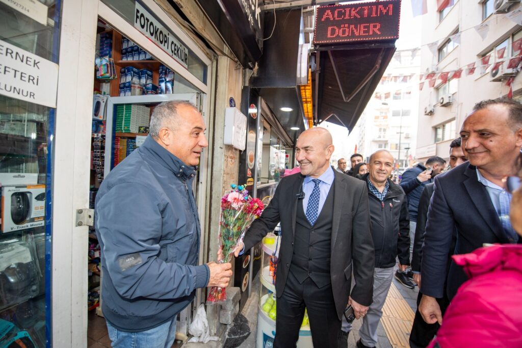 İzmir’de selzedelere ilk destek ödemesi yapıldı