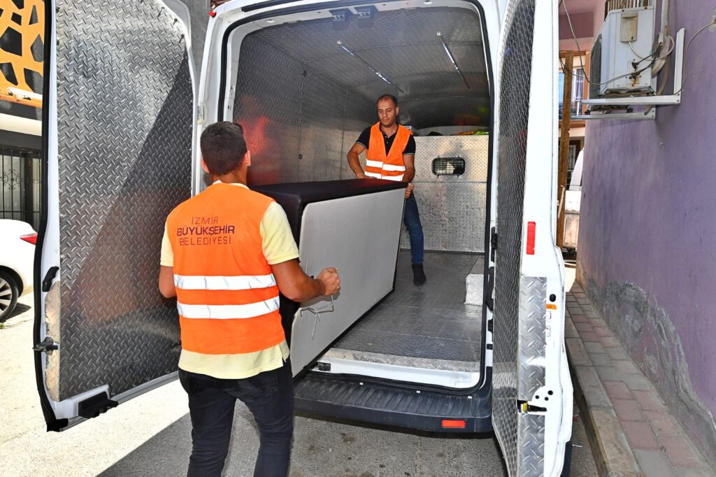 İzmir’de öğrenim gören üniversitelilere nakliye desteği sürüyor