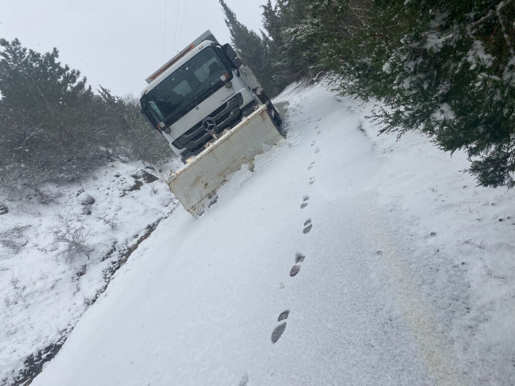 Yılın ilk kar yağışında kapanan yollar açılıyor