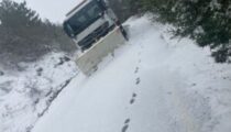 Yılın ilk kar yağışında kapanan yollar açılıyor