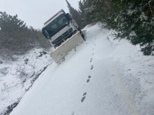 Yılın ilk kar yağışında kapanan yollar açılıyor