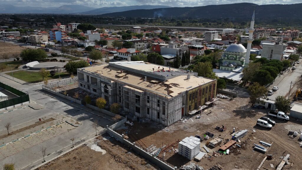 BERGAMA BELEDİYESİ GENÇLİK MERKEZİ YÜKSELİYOR