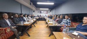 AK PARTİ ALİAĞA İLÇE YÖNETİMİ MAHALLE BAŞKANLARIYLA BİR ARAYA GELDİ
