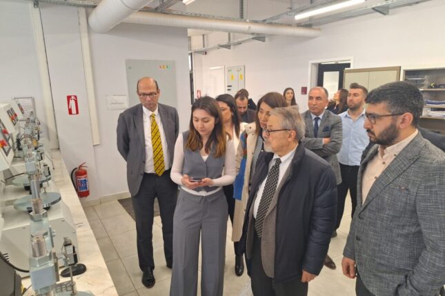 Prof. Dr. Naci Görür İzmir’deki yapı ve zemin laboratuvarını ziyaret etti