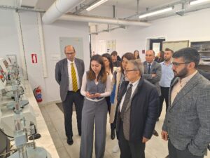 Prof. Dr. Naci Görür İzmir’deki yapı ve zemin laboratuvarını ziyaret etti