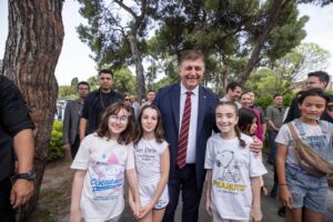Başkan Tugay Kültürpark’ta çocuklarla bir araya geldi