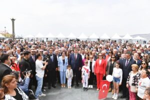 Başkan Tugay CHP’nin 23 Nisan törenine katıldı