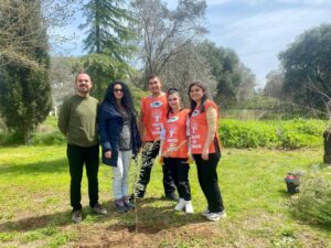 Egeli gençler zeytin fidanlarını toprakla buluşturdu