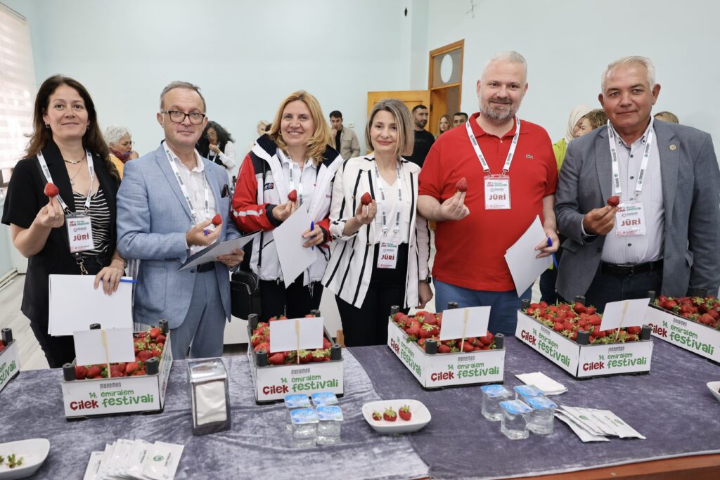 EMİRALEM ÇİLEĞİ YÜZ BİNLERİ MENEMEN’DE BULUŞTURDU