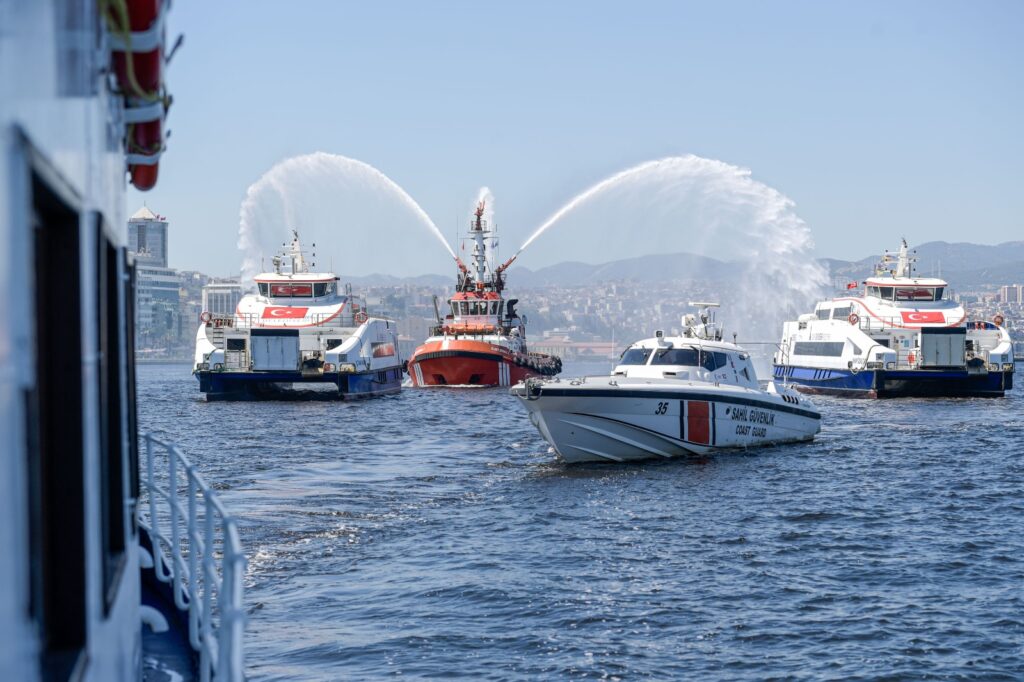 İzmir Körfezi’nde Kabotaj Bayramı coşkusu