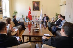 KKTC İzmir Başkonsolosu İnanıroğlu’ndan Başkan Tugay’a ziyaret