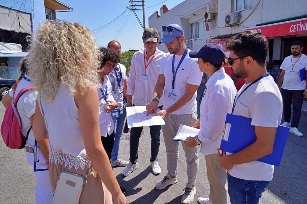 İzmir SAHA ekipleri mahallelerde  