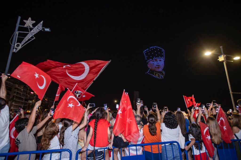 İzmir’de 30 Ağustos coşkusu dron gösterisi ile taçlandı
