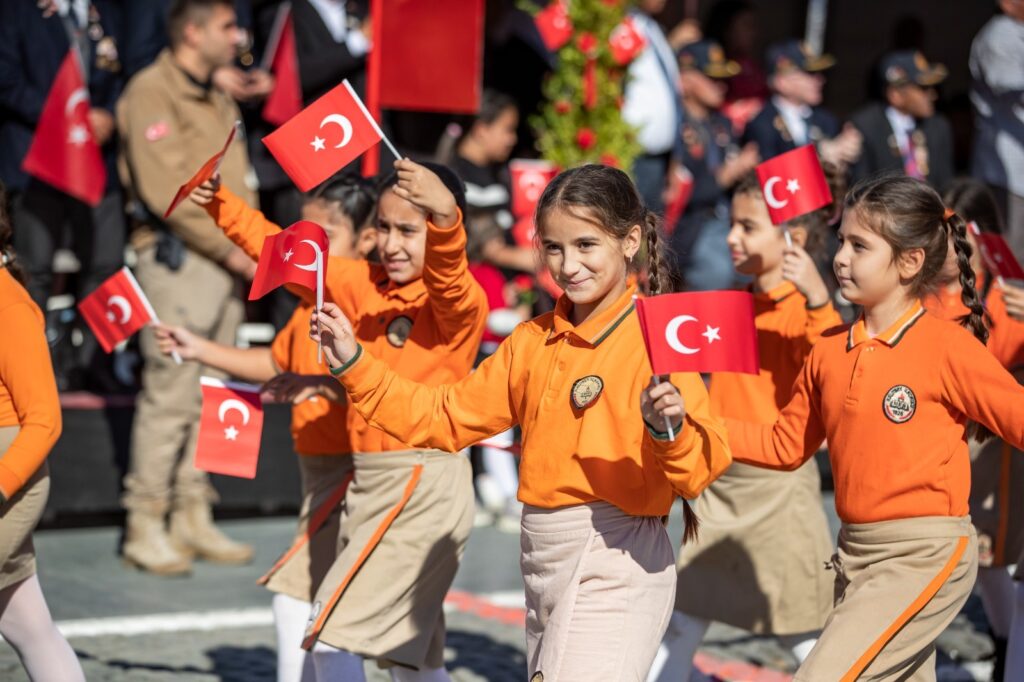 İzmir’de en büyük bayrama en görkemli kutlama