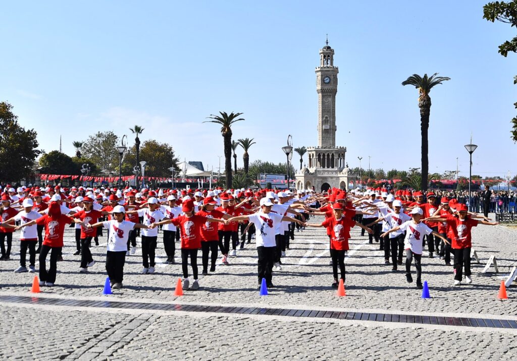 İzmir’de Cumhuriyet Bayramı törenleri başladı