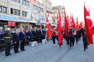 BERGAMA’DA BAYRAM COŞKUSUNA TÜM VATANDAŞLAR KATILDI
