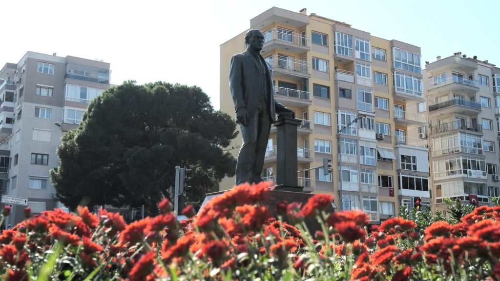 Meydanlar Ata’nın en sevdiği kasımpatı çiçeği ile renklendi 