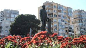 Meydanlar Ata’nın en sevdiği kasımpatı çiçeği ile renklendi 