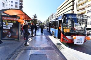 Lösemili çocuklar için renkli otobüs turu