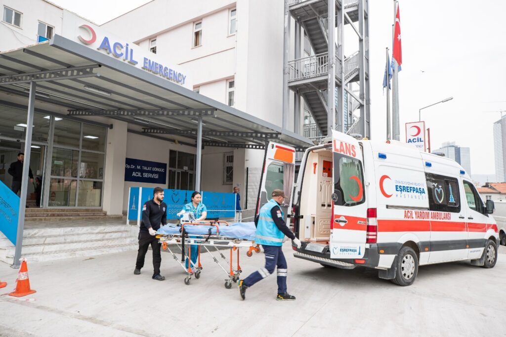 Eşrefpaşa Hastanesi şifa dağıtıyor