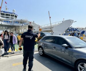 İZDENİZ’den yolculara önemli uyarı:  Yolculuk bitmeden ayağa kalkmayın!