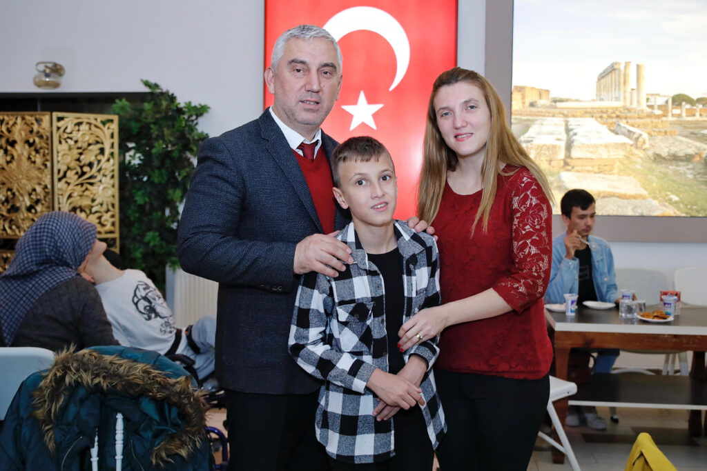 BERGAMA’DAKİ ENGELLİ ÇOCUKLAR ILICA SOSYAL TESİSLERİ’NDE BULUŞTU