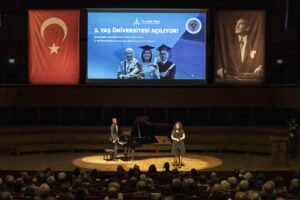 İzmir’de 60 yaş ve üzerindekiler üniversiteli oluyor